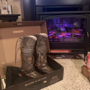 Freebird ICE GYNGER Boots, accent coins, lacing in back  NEW Size 6